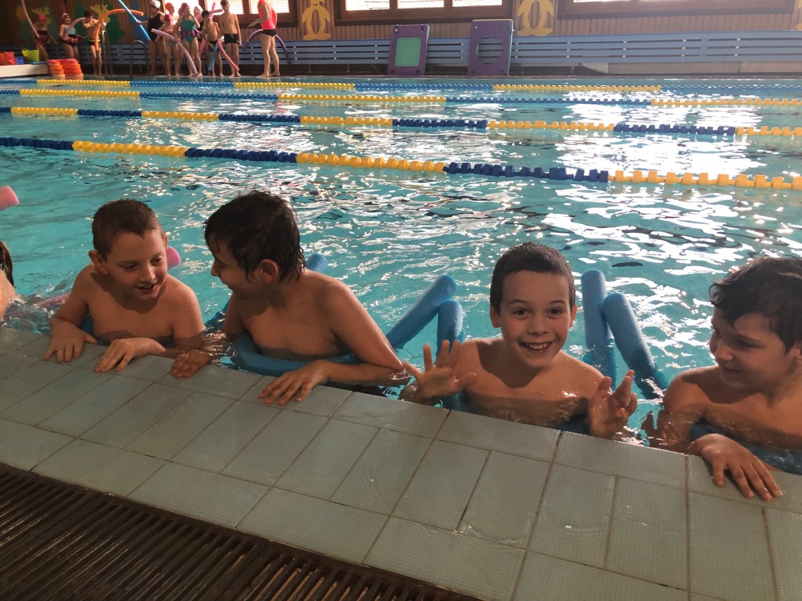Třeťáci se učí plavat!